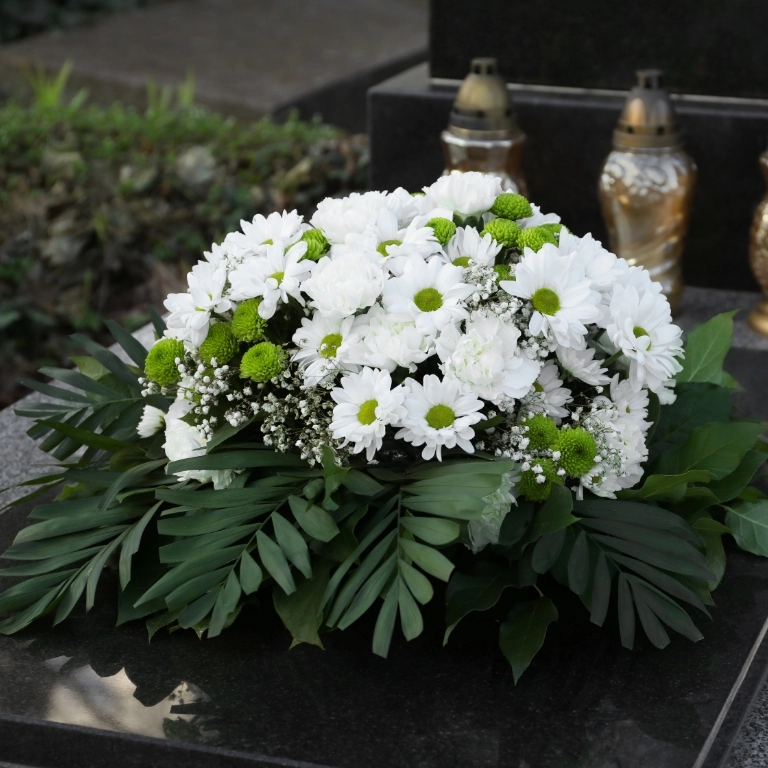 Białe kwiaty na nagrobku
